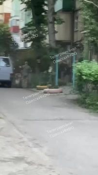 В Одессе мужчина открыл огонь по сотрудникам ТЦК, его квартиру штурмуют, пишут местные паблики