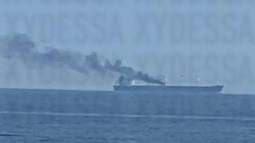 Очередной сухогруз горит в районе Одессы после ударов российских дронов