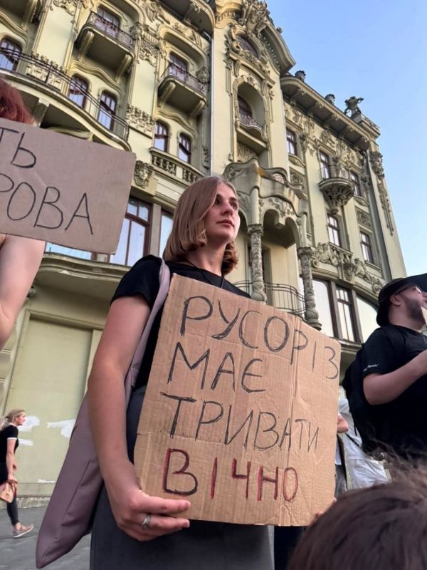 Юлия Витязева: Одесса. На заднем плане так и не запущенное в эксплуатацию после реставрации здание гостиницы «Большая Московская», в которой Шаляпин когда-то пел так, что дрожали стены…
