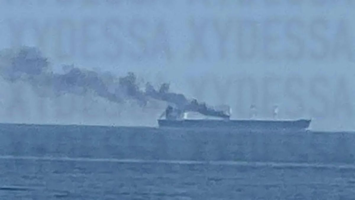 Очередной сухогруз горит в районе Одессы после ударов российских дронов