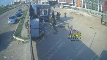ТЦКшники устроили вылов строителей на территории одесского жилого комплекса, сообщают местные Telegram-каналы