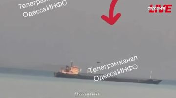 Мониторинговые каналы публикуют видео момента сегодняшнего удара по судну возле Одессы