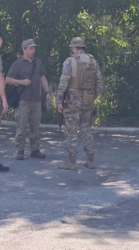 ЛУЗАНОВКАВНИМАНИЕ. В районе станции Одесса-Сортировочная замечен вооруженный тип в форме ВСУ с шевроном псевдороссийского Русского добровольческого корпуса (РДК)