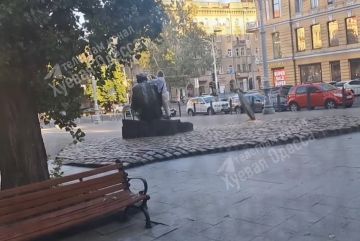 Тётеньке в Одессе голову напекло и она решила, что памятнику Бабелю тоже стоит надеть головной убор