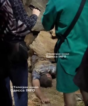 В Одессе обрушился склон на 16 ст. под камнями оказался мужчина
