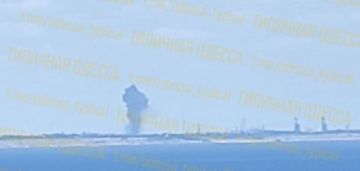 Пожар в порту Одессы после прилёта двух ракет