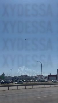А это уже кадры из Одессы. Момент прилёта "Шахеда" в Эпицентр несколько мгновений назад © Наш канал