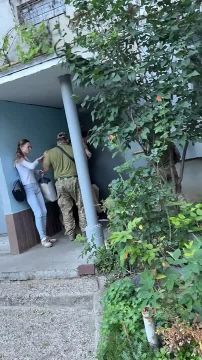 Будни оккупации. Одесса, наши дни Толпа людоловов ТЦК крутит окровавленного мужчину под истошные вопли его жены