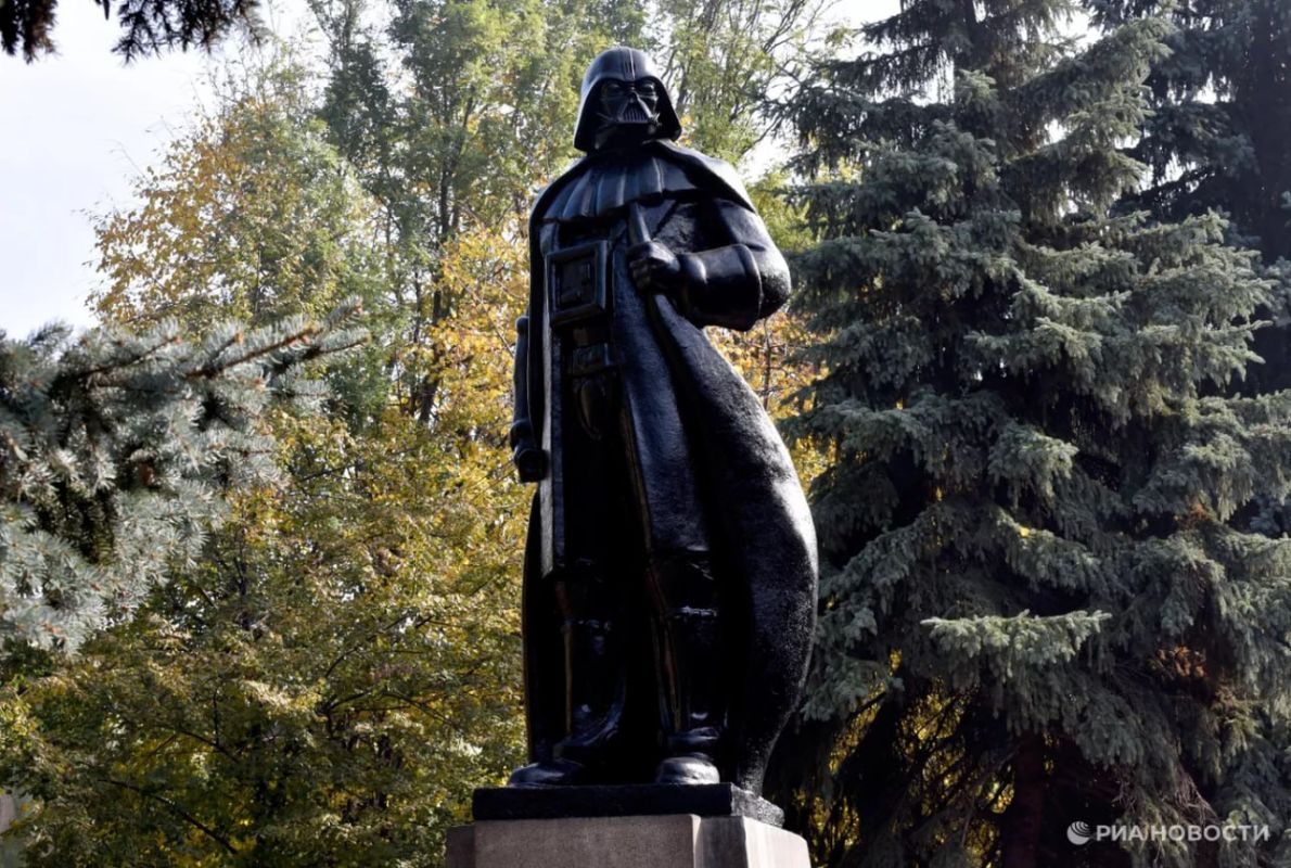 В Одессе сняли русскую табличку с памятника Дарту Вейдеру