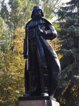 В Одессе "дерусифицировали" Дарта Вейдера — с памятника герою киносаги, который поставили на место Ленина, сняли табличку с русской надписью, сообщают украинские СМИ