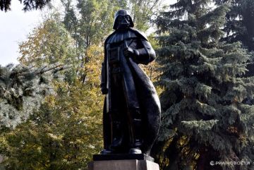 В Одессе сняли русскую табличку с памятника Дарту Вейдеру