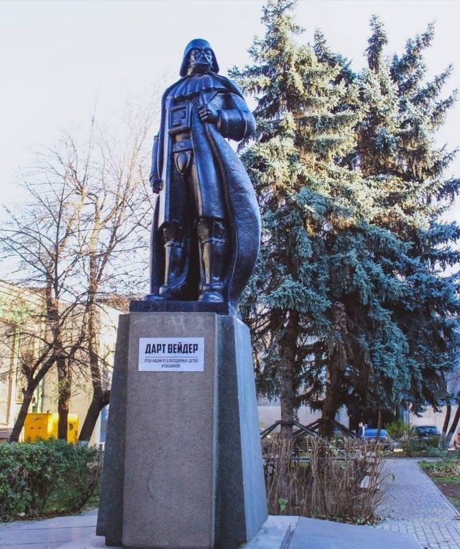 В Одессе с памятника Дарту Вейдеру сняли табличку на русском языке