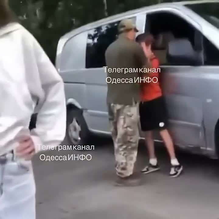 Сотрудник ТЦК поймал одесского школьника за бросание камней и начал бить
