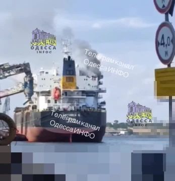 На атакованном в Одесской области судне разгорается пожар