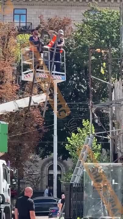 С памятника Богдану Хмельницкому на Софийской площади в Киеве сняли защиту от обстрелов, сделанную с начала СВО