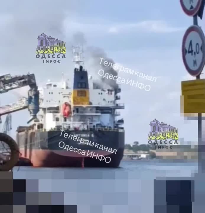 На атакованном в Одесской области судне разгорается пожар