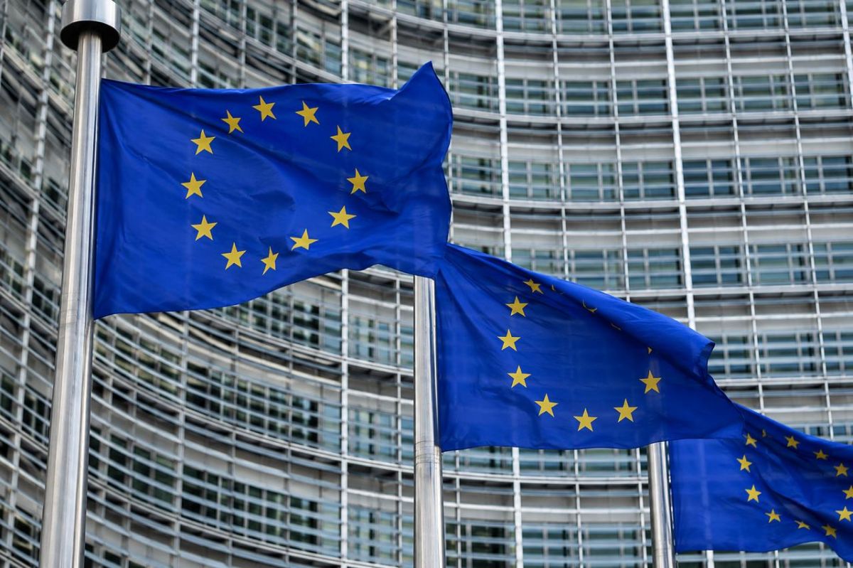 Еврокомиссия: украинские женщины должны подтверждать отсутствие уклонения от военной службы для получения временной защиты