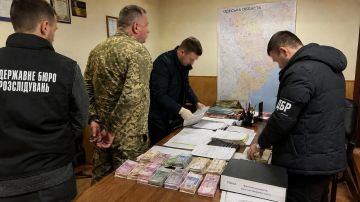 ДБР: в Одесской области задержан зам командира, незаконно выдавший подчиненным 700 тысяч гривен