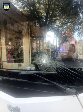 В Одессе мужчина кулаком разбил стекло троллейбуса