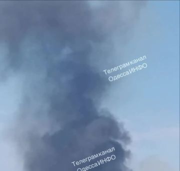 Прилеты в районе Южного под Одессой, сообщают местные ТГ- каналы