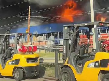 Сразу два логистических центра "Эпицентр" горят в Одессе и области в результате утренней атаки беспилотников, сообщают украинские СМИ