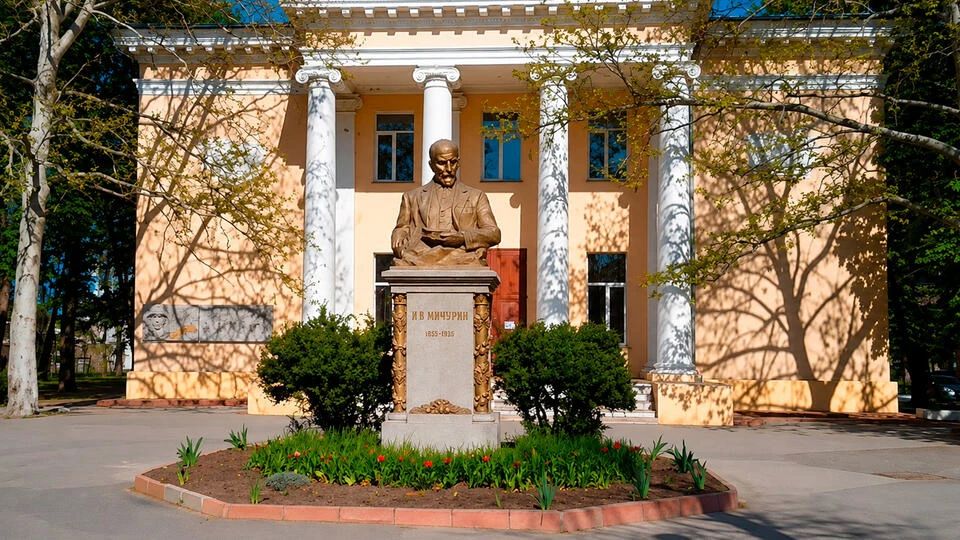 В Одессе демонтировали памятник Ивану Мичурину