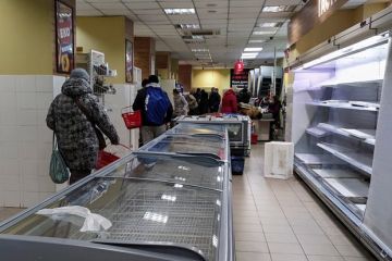 Полки с товарами опустели в супермаркетах в Одессе и Черновцах