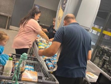 Львов, наши дни, метут последнюю гречку с прилавков