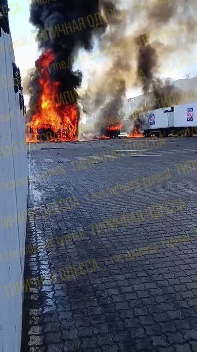 Последствия удара по складам АТБ в н.п. Дачное Одесского района