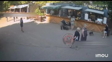 В Одессе подростки украли банку с чаевыми у кофейни на Крымском бульваре