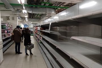 В украинских магазинах появились гигантские очереди за продуктами