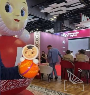 В Дели, где в конце недели пройдет саммит БРИКС, презентовали неваляшку из города Котовск в традиционном индийском сари