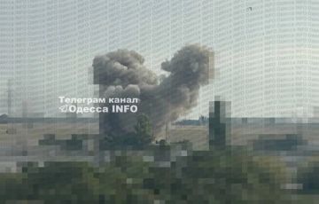 В Одессе поднимается дым над местом прилёта