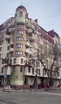 Одесса-мама, мирных снов. — Ты знаешь, Моня-то на работу устроился!