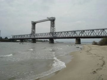 Украинская сторона сообщает, что минувшей ночью снова прилетело по мосту в Затоке (Одесская обл)
