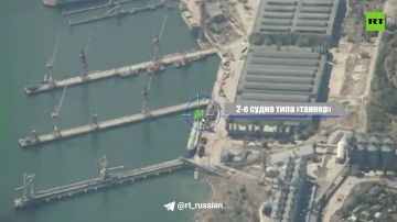 Кадры ударов российских БПЛА по сухогрузу и танкеру в порту Одессы