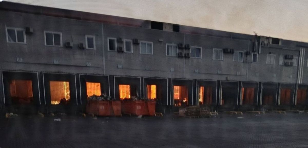 Также после прилетов горят под Одессой склады сети магазинов «АТБ»