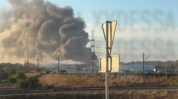 Хорошо горит. На окраинах Одессы снова горят терминалы "Новой почты"