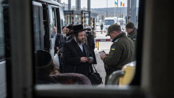 Украинский язык выдал Израильтянина: хасида бусифицируют на обратном пути из Умани