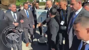 На настойчивые вопросы журналистов на выходе с заседания Генассамблеи ООН: «Когда в Москву?» кровавый клоун бросил с сарказмом: «На ракете, бл…!»