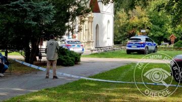 На территории аббатства возле местечка Ярослав в Подкарпатском воеводстве Польши молодой мужчина напал с ножом на находившихся рядом людей