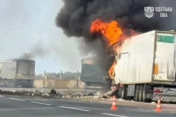 Грузовые автомобили горят в Одесской области после прилёта
