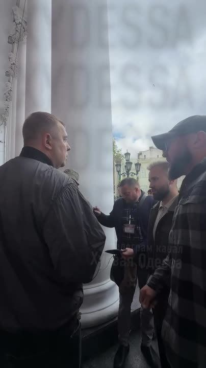 Депутат Одесского горсовета сделал замечание украинскому боевику, кавалеру трёх орденов "Замужество", который припёрся на заседание законодателей в кепке